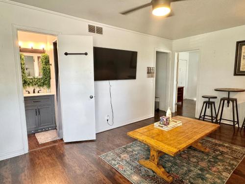 Cozy Holiday Hideaway Fast Wifi Smart Tv 34a in Oklahoma City, USA