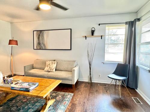 Cozy Holiday Hideaway Fast Wifi Smart Tv 34a in Oklahoma City, USA