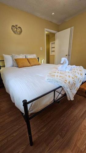 Cozy 2BR sleeps 6 near ECU Stadium and Hospital in Wilson Acres
