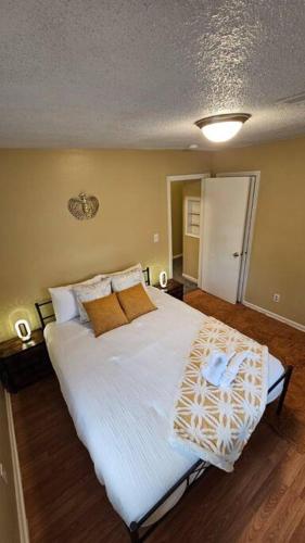 Cozy 2BR sleeps 6 near ECU Stadium and Hospital in Wilson Acres