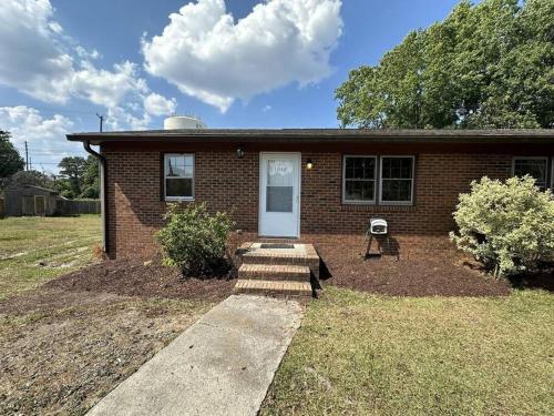 Cozy 2BR sleeps 6 near ECU Stadium and Hospital in Wilson Acres