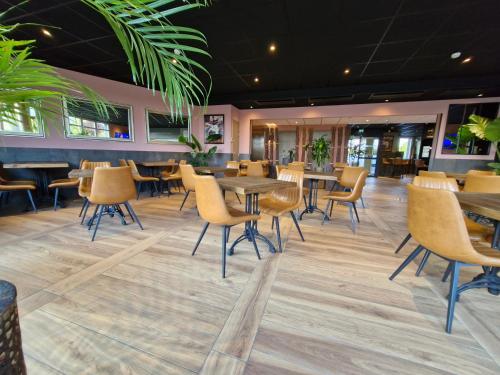 Restaurant, B&B HOTEL Clermont-Ferrand Nord Riom near Auberge des Sources