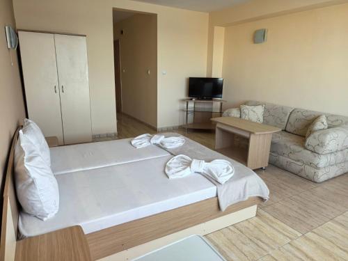 Triple Room with Balcony image 2