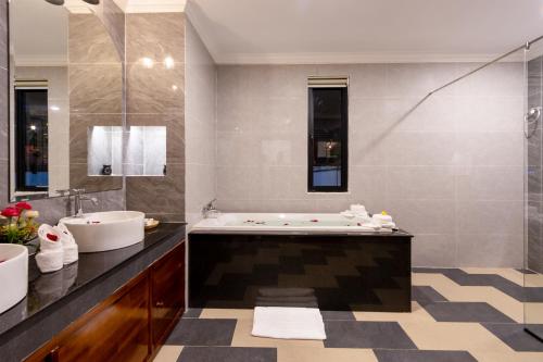 room detail thumbnail 2