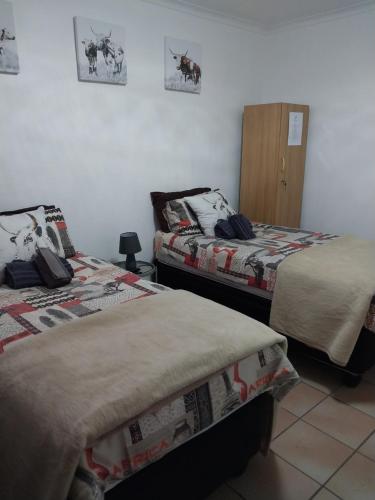 1 queen bed, 2 twin beds