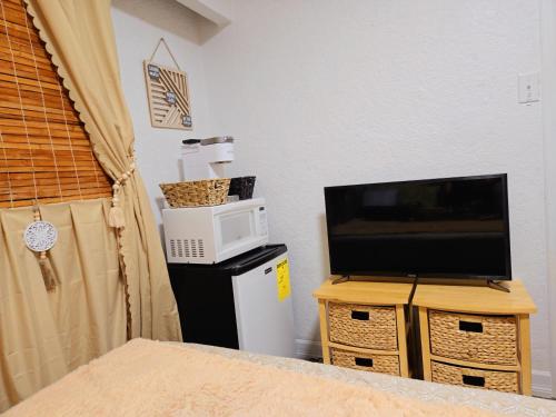 Beautiful Room In the Heart of Vancouver! Private Parking, Self Check-in & Just 4 mins to Metrotown! in Burnaby, Canada