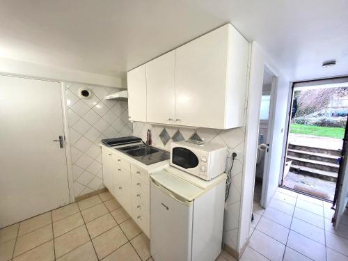 J1 St-Quentin-en -Yvelines Studio en Rez de jardin avec parking in Траппе