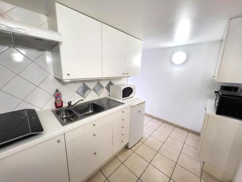 J1 St-Quentin-en -Yvelines Studio en Rez de jardin avec parking in Траппе