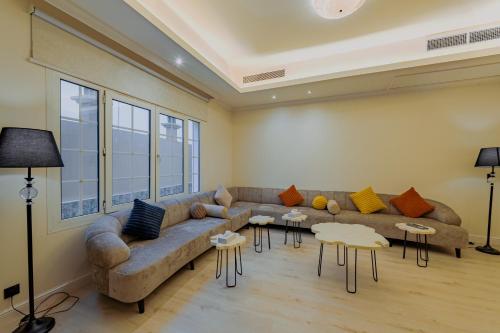 Shared lounge/TV area, OYO 614 Jumeirah Villas near Red Sea Mall