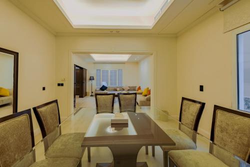 Shared lounge/TV area, OYO 614 Jumeirah Villas near Red Sea Mall