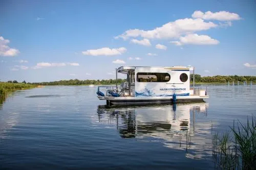 Hausboot als Festlieger im Hafen -Hafenglück- in Braunsbedra, Deutschland