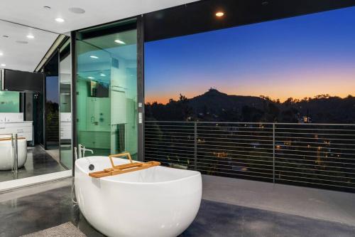 Luxurious Glass Mansion with Pool, Jacuzzi, Sauna in Los Angeles, USA