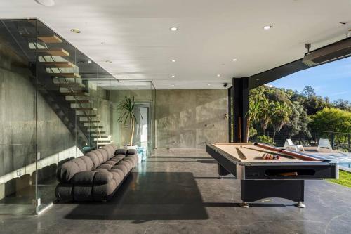 Luxurious Glass Mansion with Pool, Jacuzzi, Sauna in Los Angeles, USA