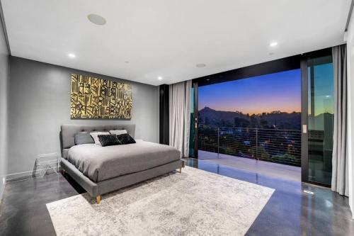Luxurious Glass Mansion with Pool, Jacuzzi, Sauna in Los Angeles, USA