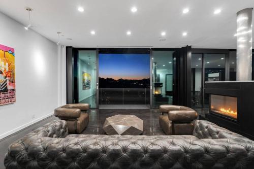Luxurious Glass Mansion with Pool, Jacuzzi, Sauna in Los Angeles, USA