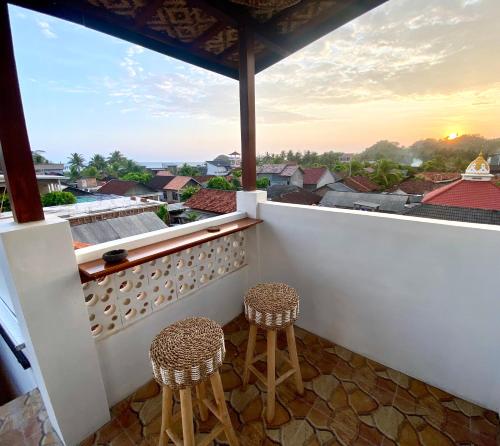 Sackstone rooftop villa in Watukarung