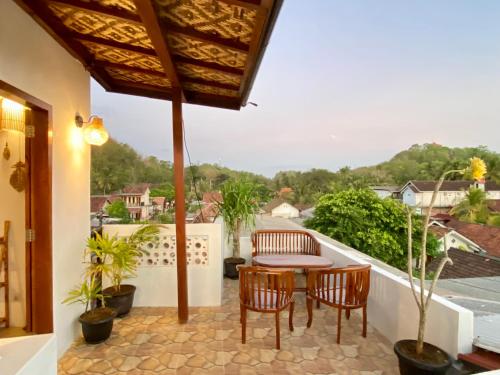 Sackstone rooftop villa in Watukarung