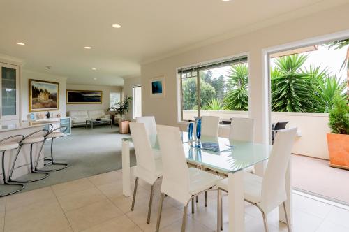 شرفة/ تراس, Seascape Villa B&B in Matua
