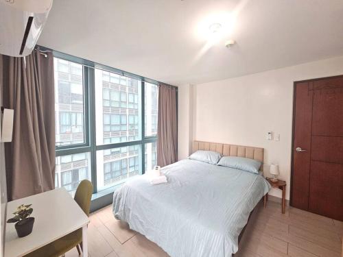 One Uptown Executive 2 bedroom, with balcony, washer & Netflix, Manila