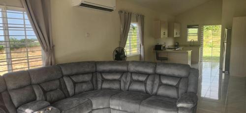 Beach-view 2 Bed Apartment Sleeps 4 - Free parking in Discovery Bay