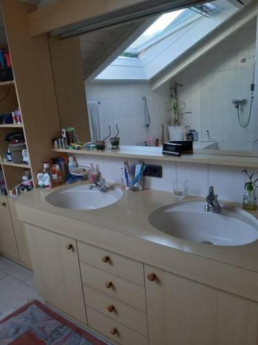 Vermiete ein Doppelzimmer in einem Holzhaus in โวลฟุร์ท