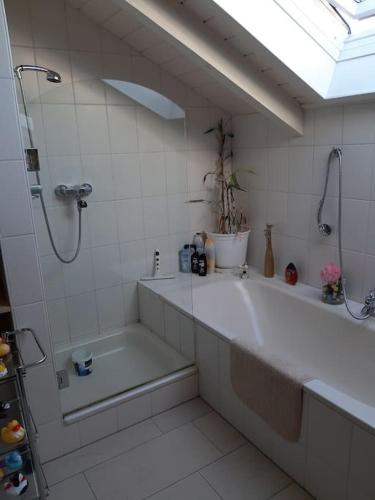 Vermiete ein Doppelzimmer in einem Holzhaus in โวลฟุร์ท