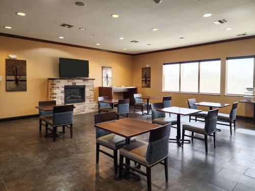 Comfort Inn & Suites - image 14