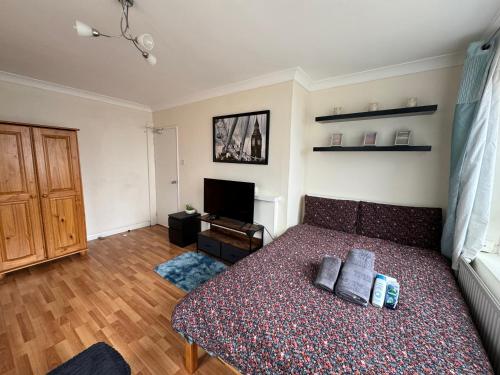 Huge and affordable 3 bedroom flat in Hammersmith for 7 people with welcome breakfast, London