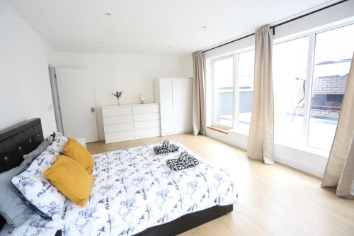 Spacious 3-Story Retreat with Rooftop Terrace and Modern Amenities, Londres