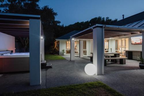 Hidden Gem of Christchurch - Sleeps 13 in Wigram