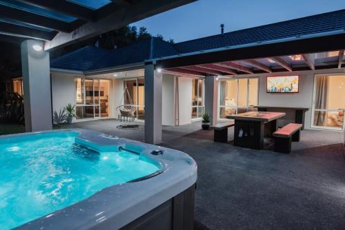 Hidden Gem of Christchurch - Sleeps 13 - image 2