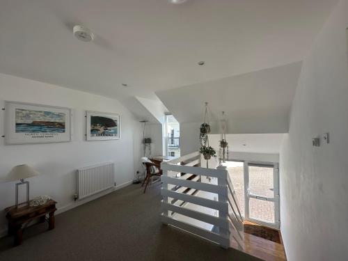 Beach house with expansive sea views! in 紐基海濱