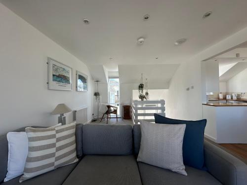 Beach house with expansive sea views! in 紐基海濱