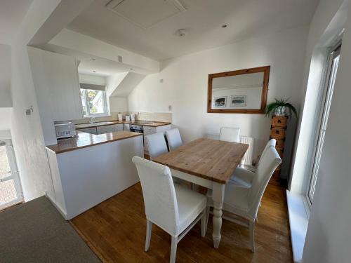 Beach house with expansive sea views! in 紐基海濱