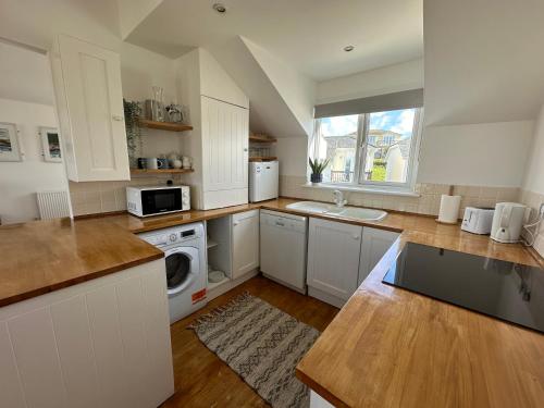 Beach house with expansive sea views! in 紐基海濱