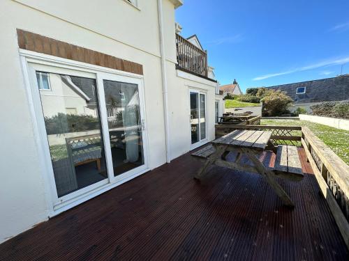 Beach house with expansive sea views! in 紐基海濱