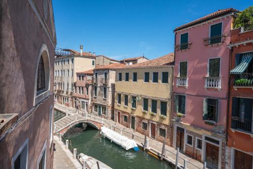 Ca' dell' Artista with Balcony and Terrace - image 4