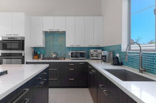 Exclusive Luxury Villa Palm Springs 3 Br plus Casita - image 3