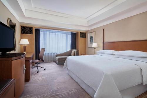 Deluxe King Room with City View image 5