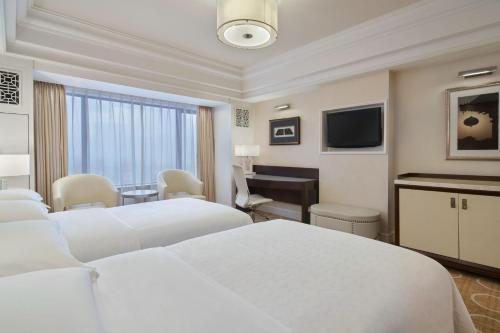 Club Twin Room with City View image 7