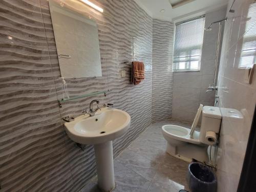 One-Bedroom Apartment image 3