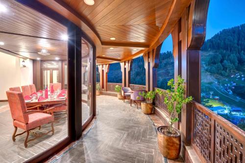 balkon/terras, Pearl Continental Hotel Malam Jabba in Gujrat