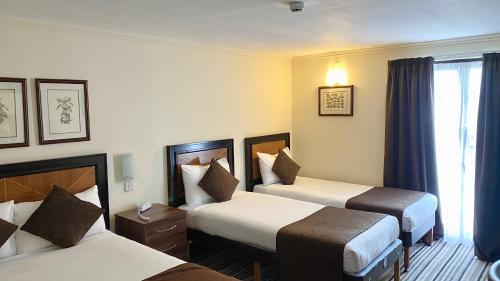 1 double bed, 2 twin beds