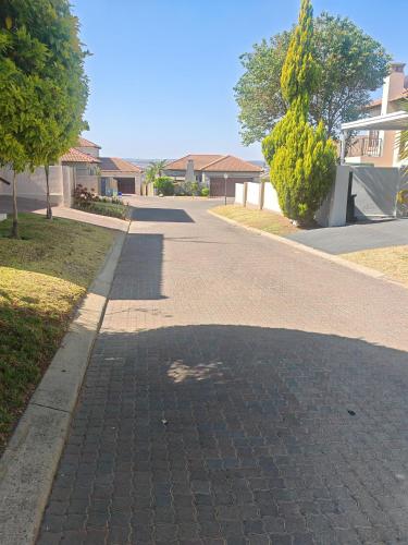 Cottonwood Close