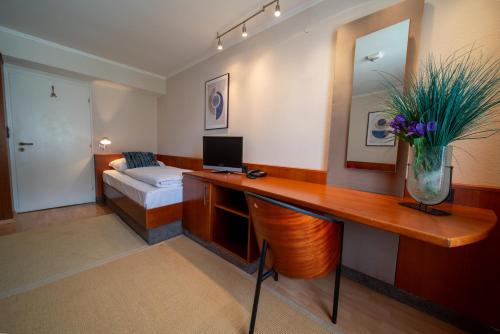 Carlton Astoria - image 6