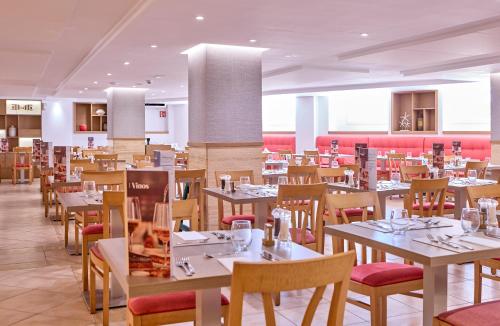 Restaurant, Universal Hotel Perla in Manacor