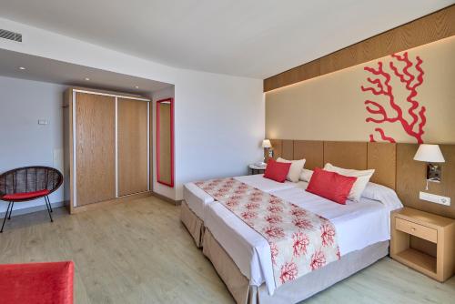 Universal Hotel Perla - image 14