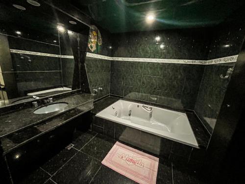 Suite with Hot Tub image 1