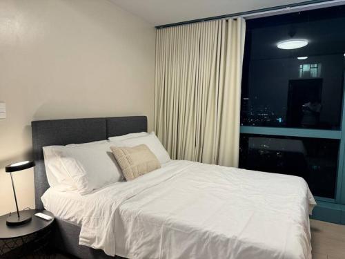BGC 1BR unit linked to Uptown Mall with own parking - Tap to explore photos