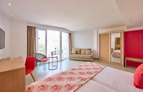Universal Hotel Perla - image 2